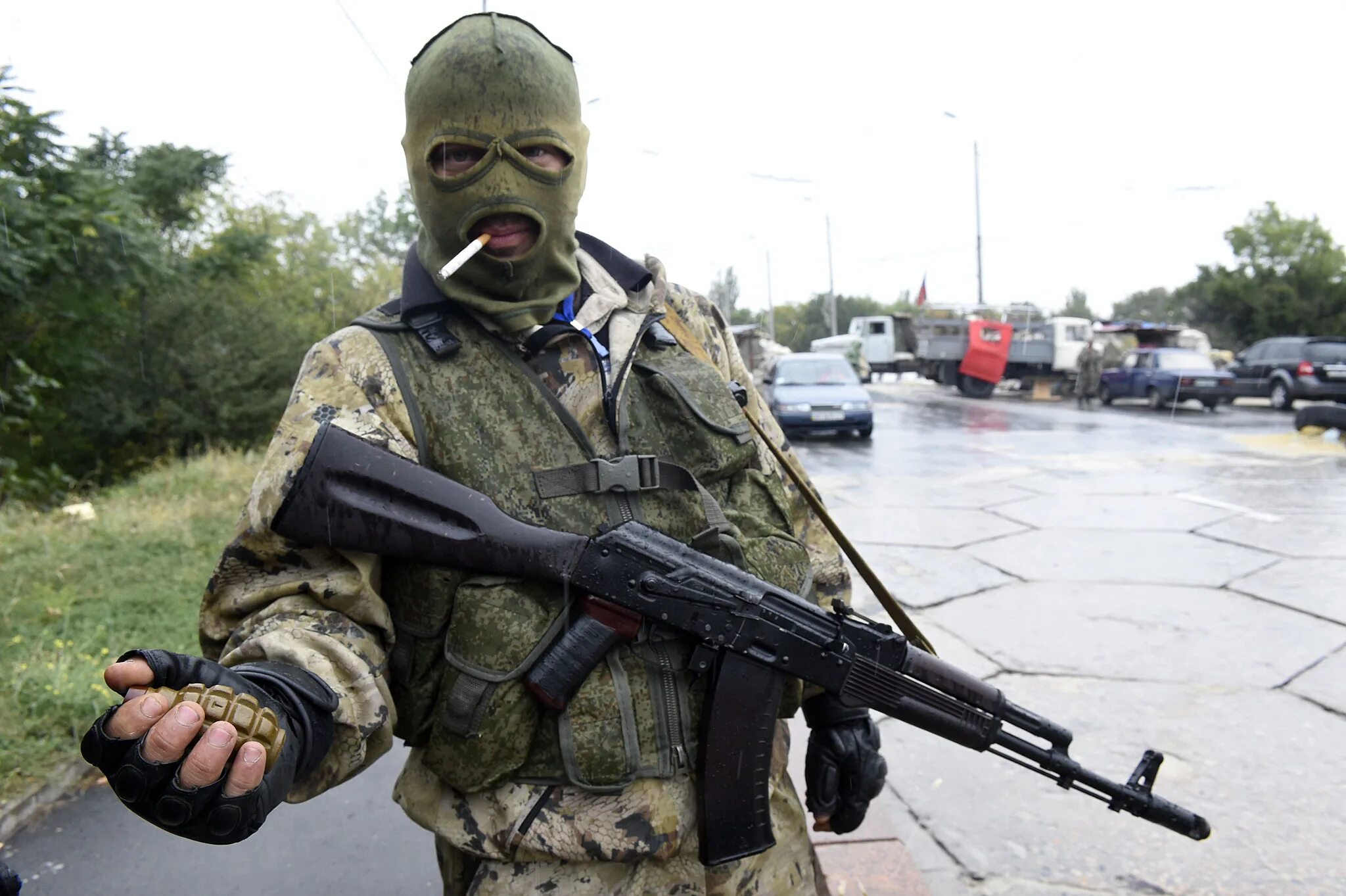 Зеленый украинец. Сепаратисты Донбасса. Украинский солдат с автоматом. Российский солдат в Балаклаве.