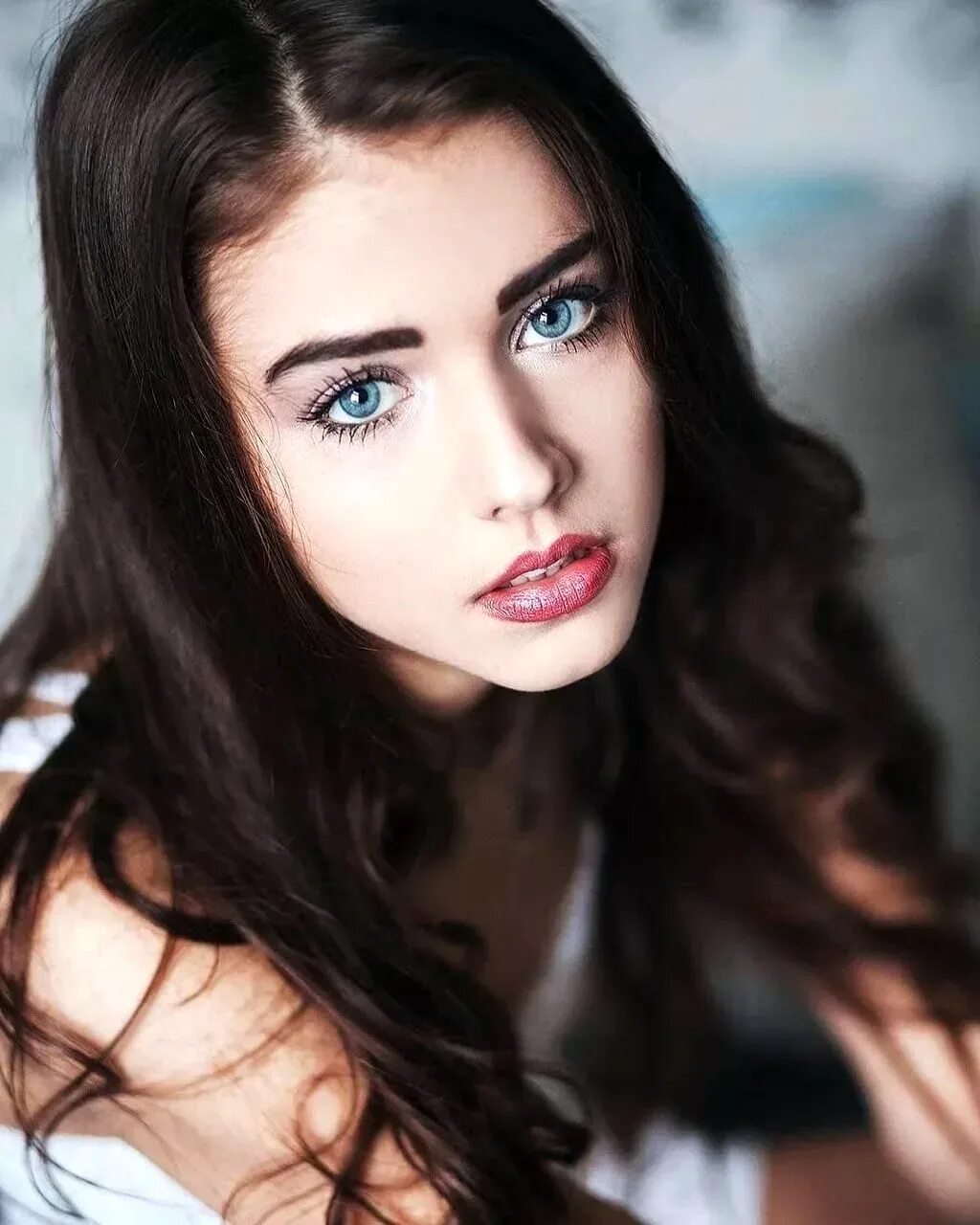 Jovana Rikalo модель. Брюнетка с голубыми глазами.