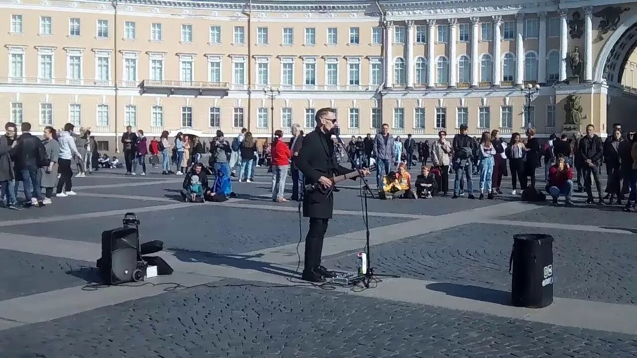 Группа звери дворцовая площадь. Уличные музыканты санкт-петербурга на дворцовой площади. дворцовая спб музыканты. санкт-петербург музыкант на дворцовая площадь. музыкант на дворцовой площади.