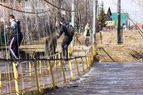 Подвесной мост в большом Истоке. Парк большой Исток. Большой Исток Свердловская область. Поселок большой Исток Свердловская.