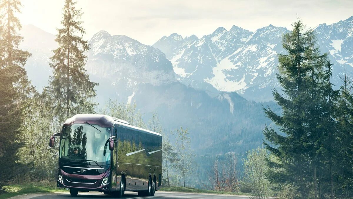 Автобус едет в горы. New Volvo 9000 coach. Volvo Bus 9000. Вольво 9900. Красивый автобус.