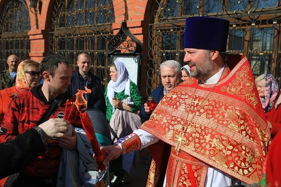 Митрополит Феодор Благодатный огонь. Иконы в церкви. Православный храм. Самые красивые русские епископы. Родители после пасхи 2024