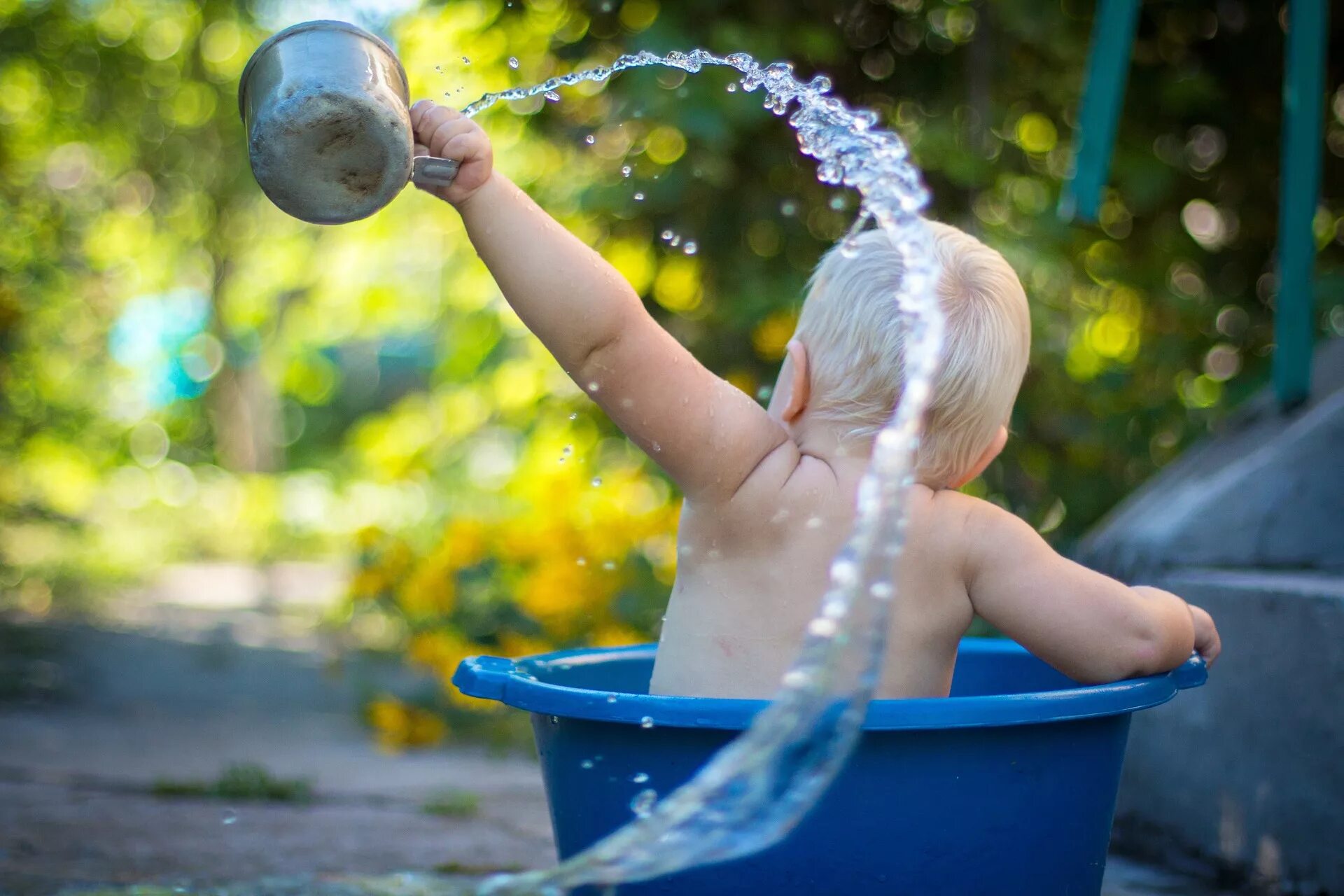 Дочка мылась в душе. Закаливание водой детей. Закаливание холодной водой. Дети брызгаются водой. Обливание водой закаливание для детей.