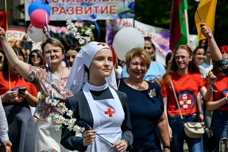 Девочка демонстрации. Демонстрация женщин. девушки на демонстрации. первомайская демонстрация в германии. первомайская демонстрация куба.