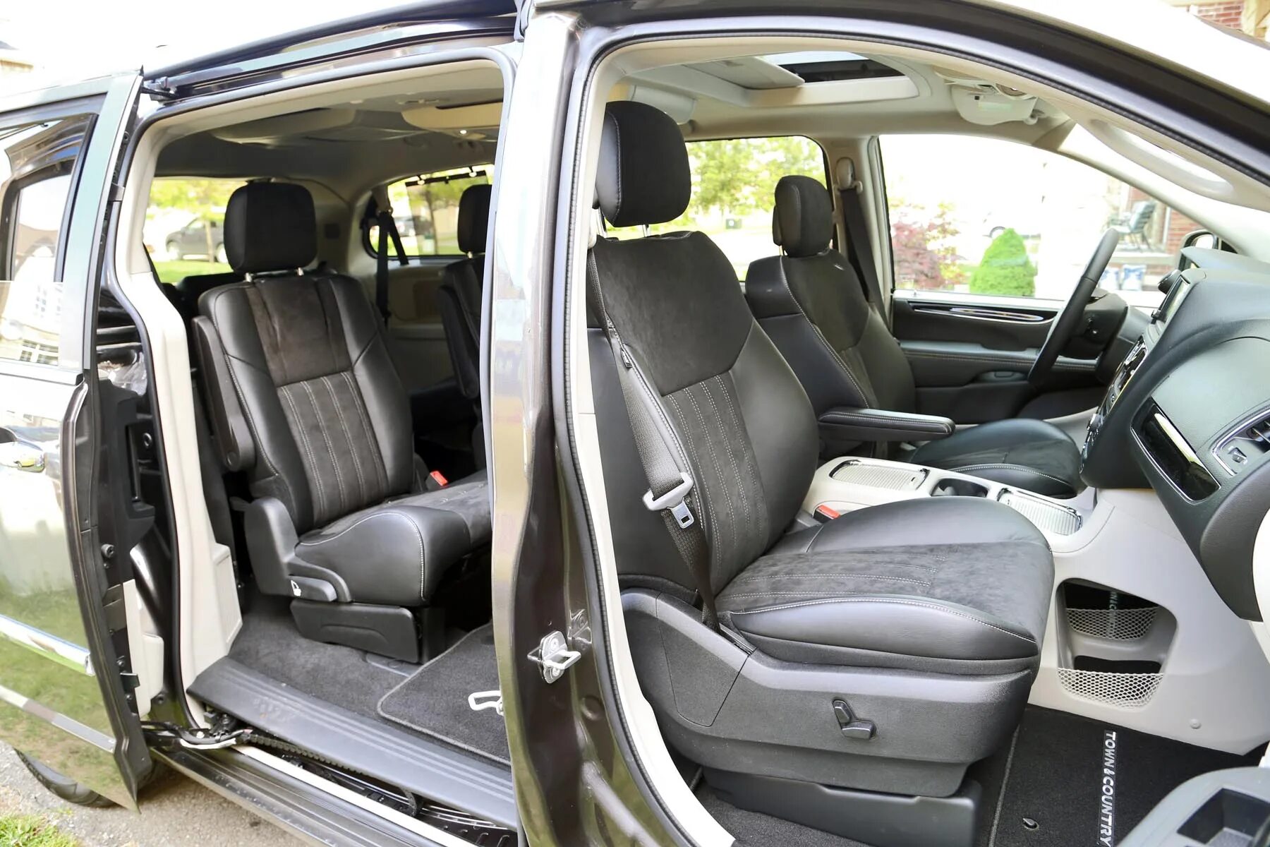 Country touring. Chrysler Town Country 2008 салон. Chrysler Town Country 2005 салон. Chrysler Town Country 2014 салон. Chrysler Town Country салон.