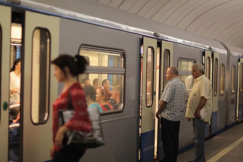 Люди заходят в вагон метро. Села в метро. Садиться в метро. Люди выходят из вагона метро.