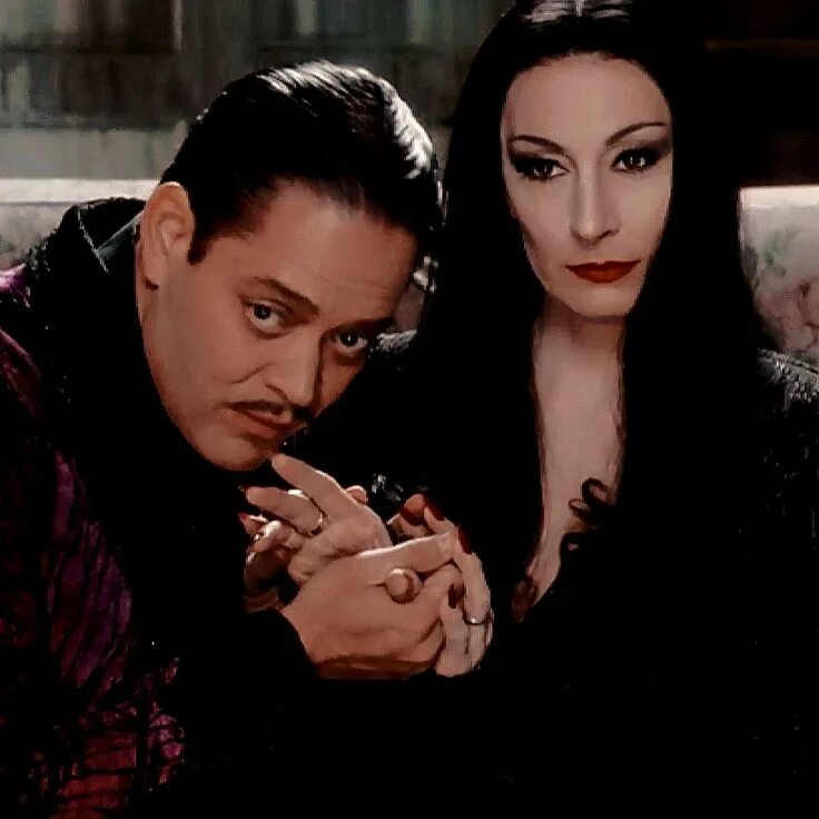 Мартиша и гомес. Мортиша и гомес. Мортиша и гомес. Семейка аддамс 1991 мартиша. Мартиша аддамс 1991.