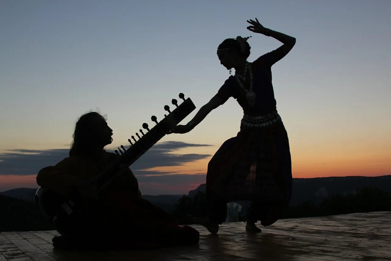 красивая девушка с музыкальным инструментом. экзотические танцы живота. восточные обложки. гучжэн музыкальный инструмент. восточная музыка.