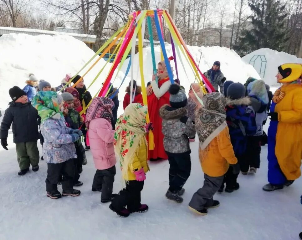 Какие игры проводят на масленицу. Масленица в детском саду. Праздник Масленица в детском саду. Масленичные гуляния в детском саду. Масленица в детском саду на улице.