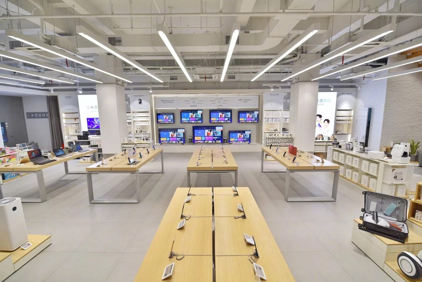 Магазин xiaomi shopping. Mi shop (Xiaomi). Магазины mi Xiaomi. Магазин mi Xiaomi в Новосибирске. Магазин Сяоми в Китае.