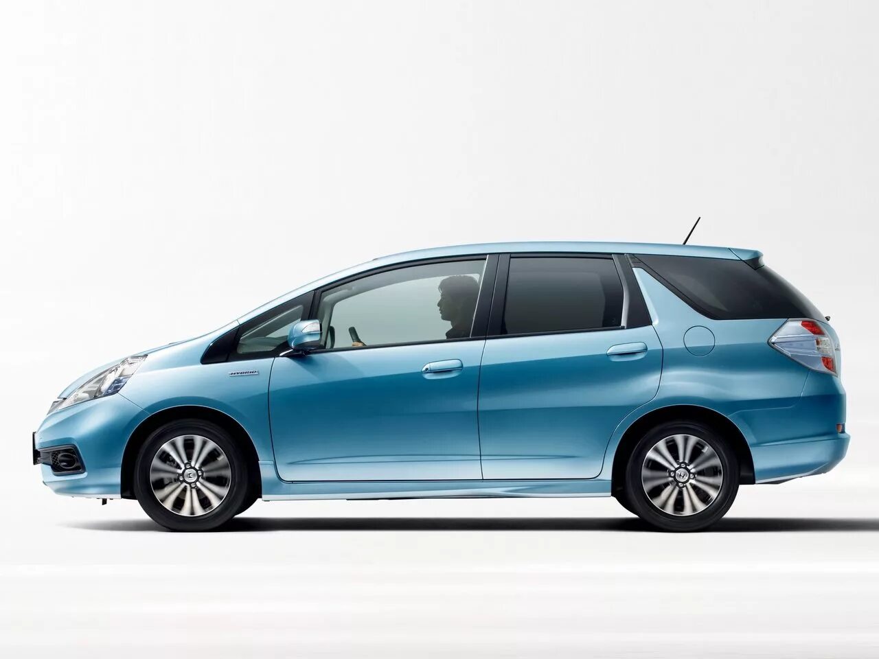 Fit shuttle hybrid. Honda Fit Shuttle. Honda Fit Shuttle 2013-2015. Хонда фит шаттл гибрид 2012. Honda Fit Shuttle 2013.