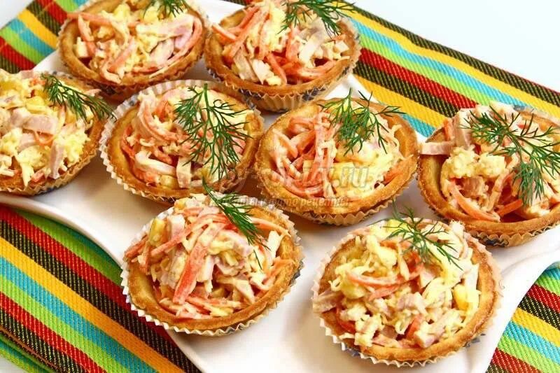 Вкусные рецепты праздничный стол с фото. Тарталетки с корейской морковью и салями. Тарталетки с ветчиной и сыром. Тарталетки на праздничный. Закуска в тарталетках с ветчиной.