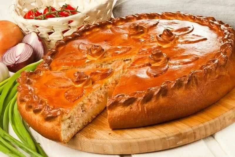 Пирог с рисом мясом дрожжевой. Пироги. пирог с рыбой. пирог с семгой. рыбник пирог.