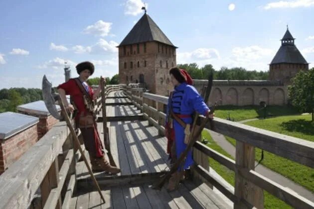 Экскурсия великий новгород 1 день. Боевой ход Новгородского Кремля Великий Новгород. Великий Новгород Кремль экскурсии. Экскурсии в Новгородском Кремле. Кремль Великий Новгород туристы.