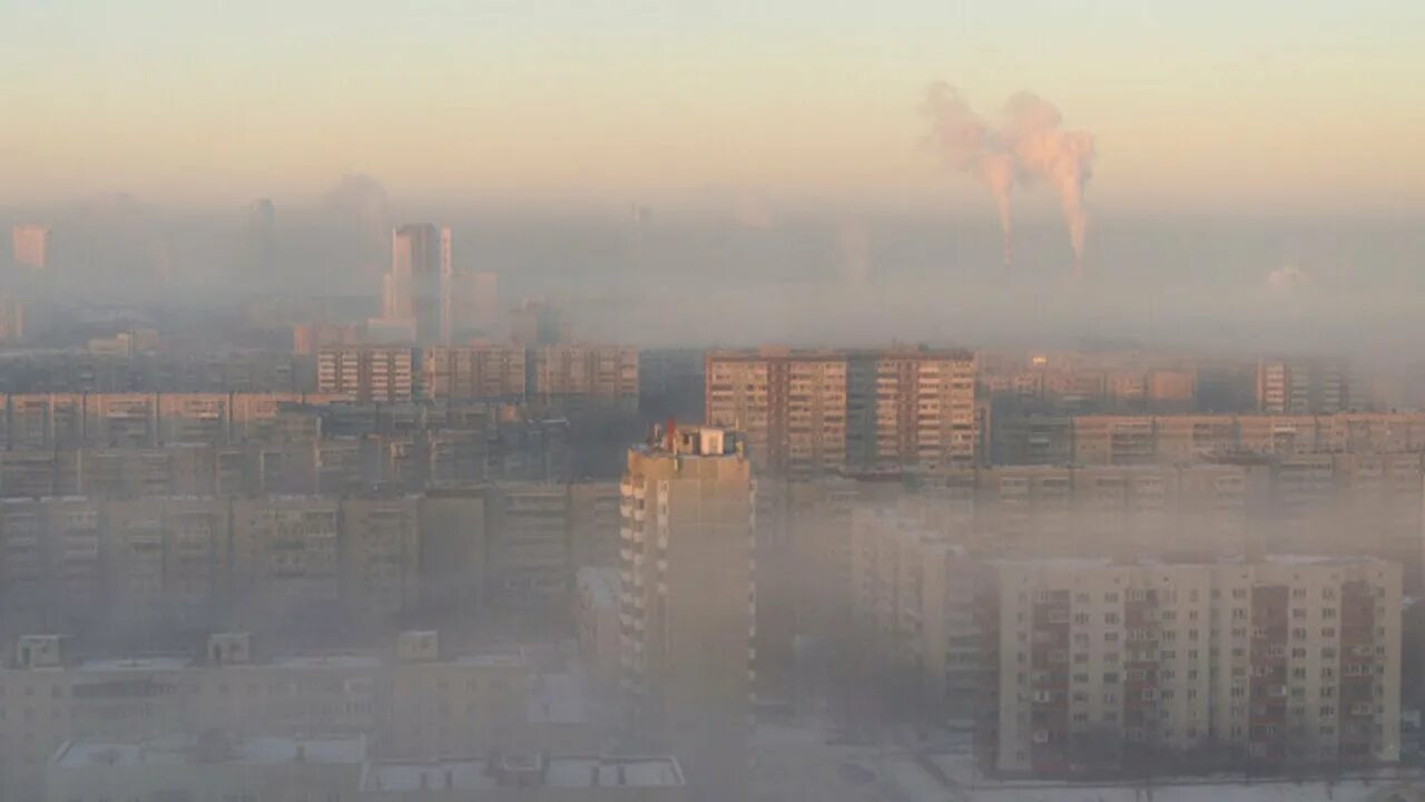 Вдруг навалился густой туман как будто стеной. Екатеринбург в тумане. Видимость 100 метров. Молочный густой туман лежал над городом. Туман видимость Россия погода.