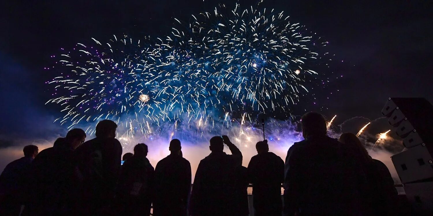 запуск фейерверков. фото площадки для запуска пиротехники.