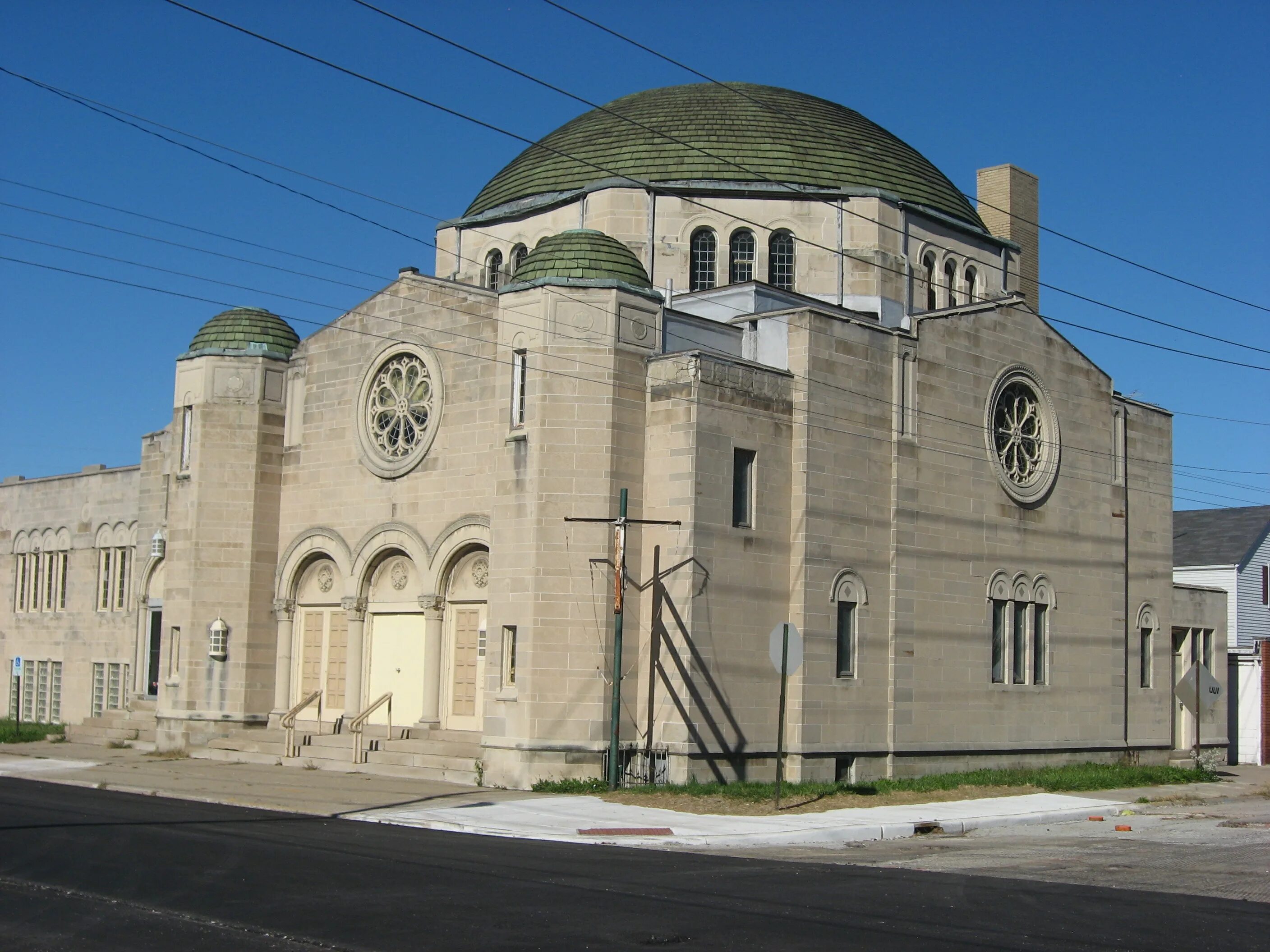Какие синагоги восстановлены. Синагога Бакэу Румыния. Синагога в Ереване. Синагога города Калинин. Синагога Абухав Цфат.