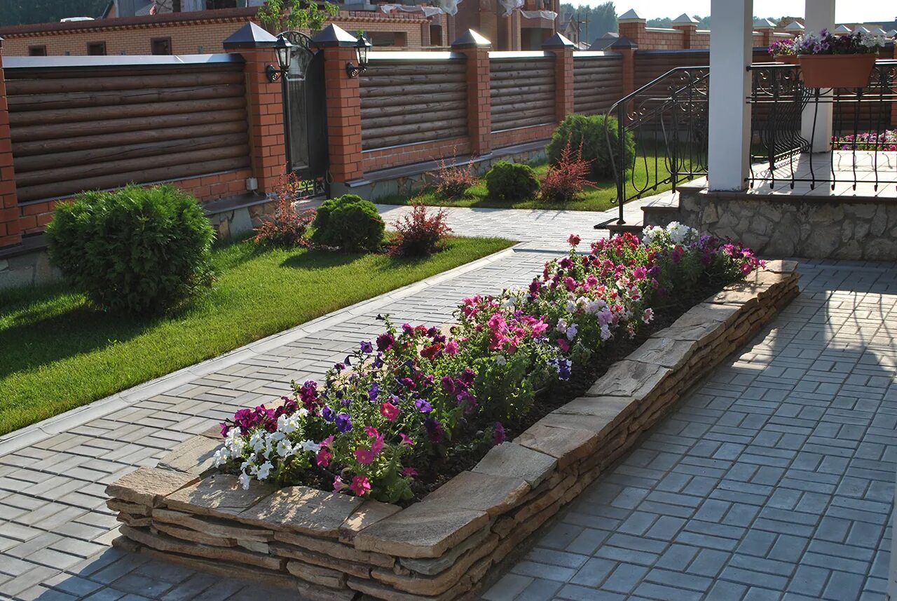 Клумба вдоль дорожки. Забор для таунхауса. Цветы вдоль дорожки на даче. Заборы между таунхаусами. Озеленение ландшафт.
