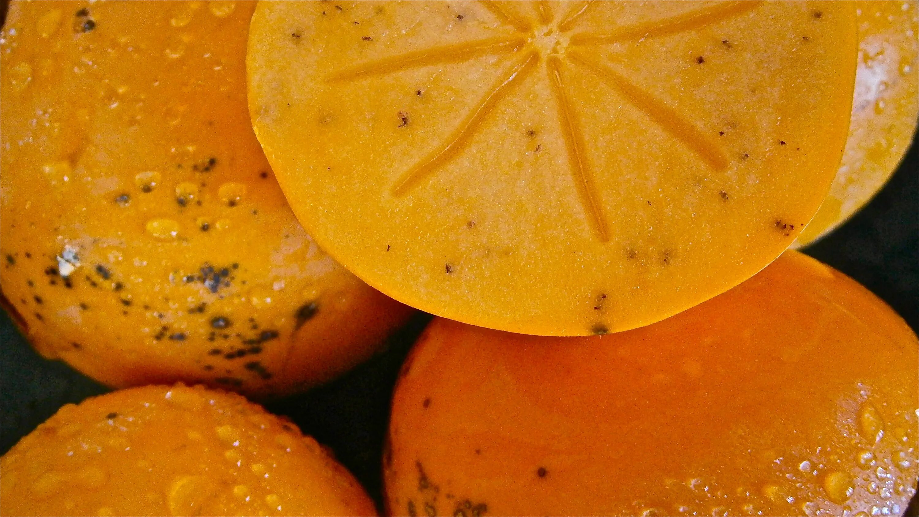 Оранжевый фрукт с черными. Хурма и мандарин. Оранжевый фрукт. Фрукты оранжевого цвета. Фрукт с оранжевой мякотью.