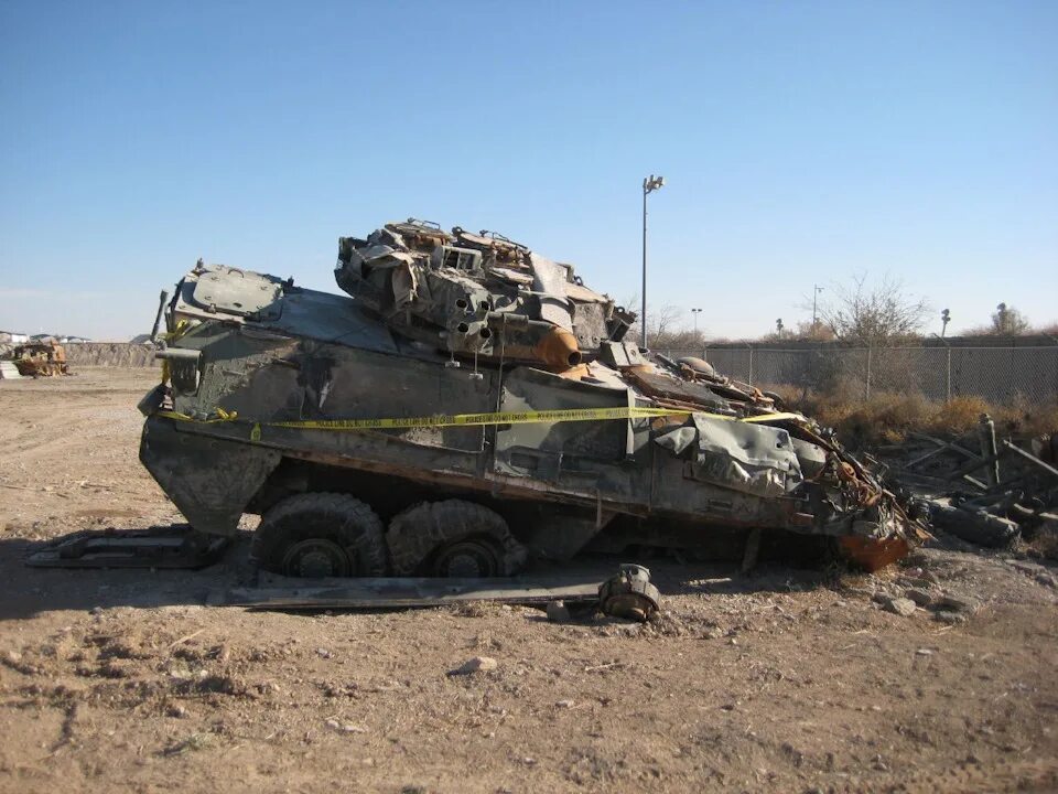 Подбитая натовская техника. Подбитый бронетранспортер Stryker. Броневик Ошкош подбитые.