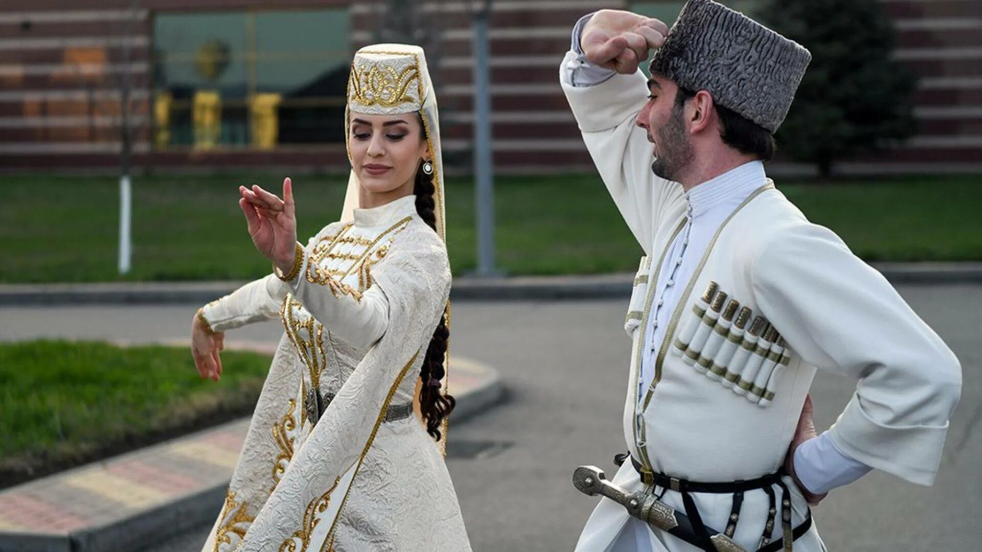 Адыги шапсуги. Национальный костюм Адыги-шапсуги. Ингушетия нац костюм. Народы Кавказа ингуши.
