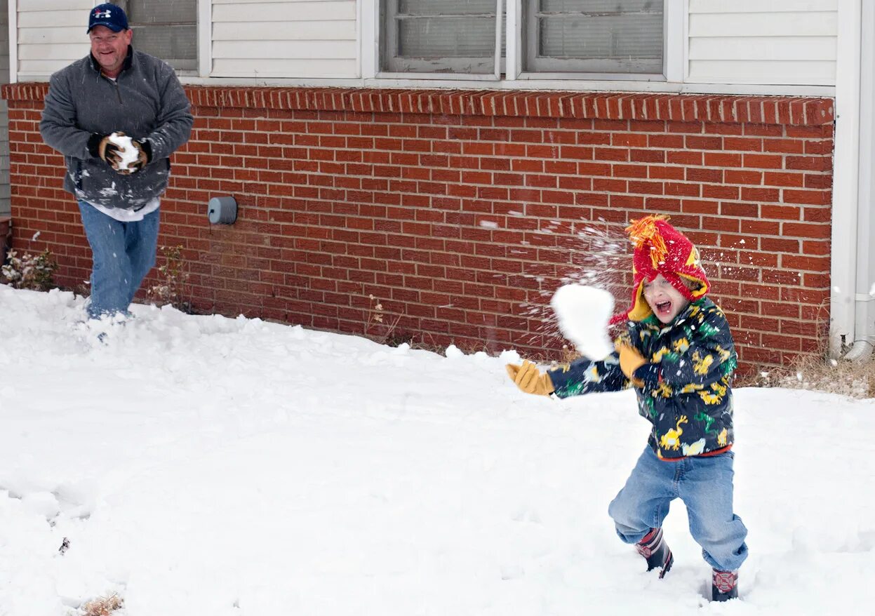 Попасть снежком в окно. Игра в снежки. Дети играют в снежки. Играть в снежки. Игра в снежки смешное.