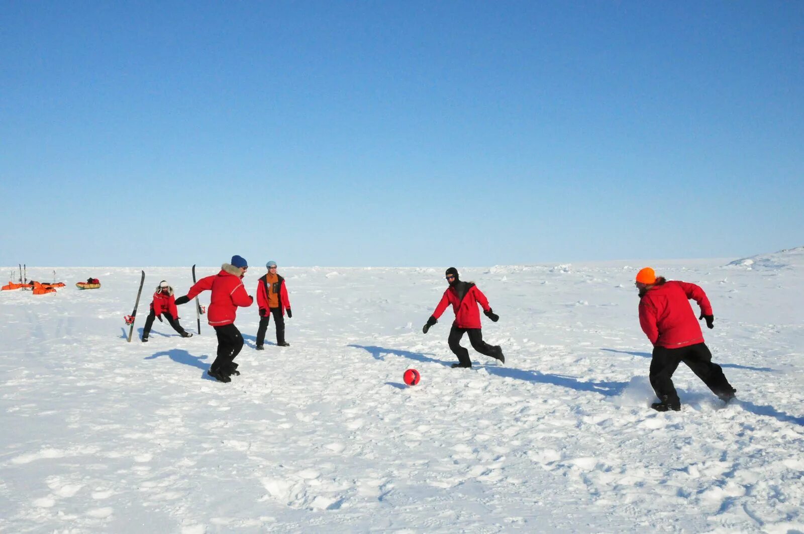 Участвовать в экспедиции. Антарктида южный полюс , полюс недоступности и северный. Как называли участниковэкспидици. Антарктида экспедиция. Ушуайя антарктида.