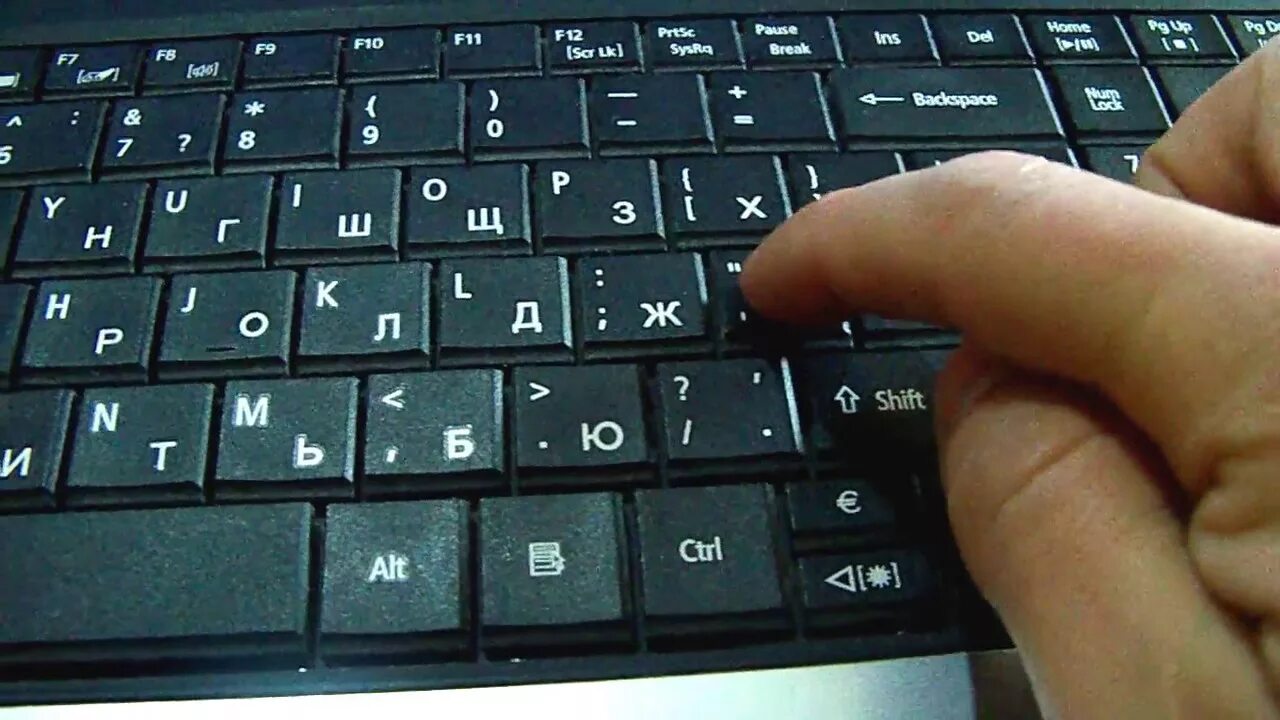 Как поставить точку на английской клавиатуре. Точка на клавиатуре ноутбука. Точка на клавиатуре компьютера. Клавиша запятая на клавиатуре. Кнопка точка на клавиатуре.