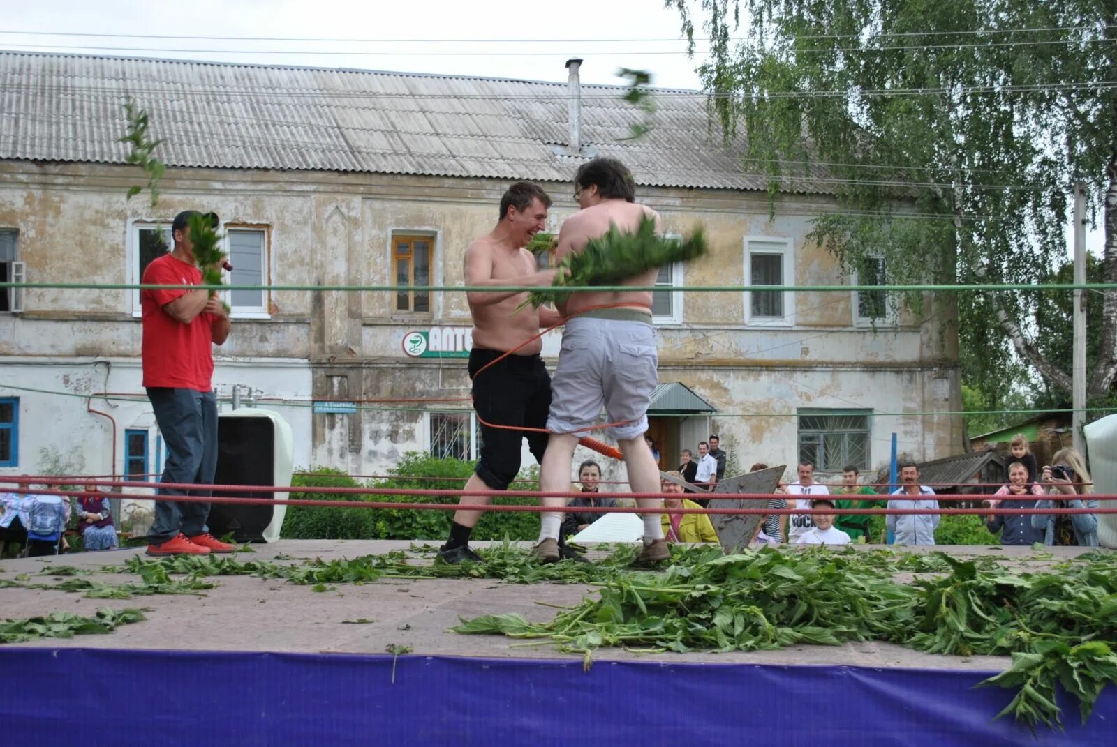 Я выйду за город крапив. Крапивна фестиваль крапивы. Крапивные бои в Крапивне. Фестиваль крапивы в Крапивне 2022. Крапивна (Черкасская область).