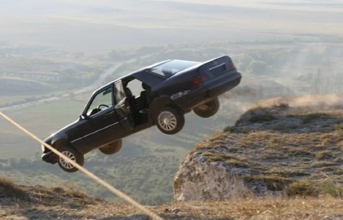 Песня машина летит. Машина на обрыве. Машина падает с обрыва. Машина падает с горы. Прыгающий автомобиль.