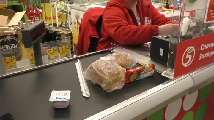Снять на кассе в пятерочке. Касса пятерочки. касса в магазине пятерочка. продавщица в пятерочке на кассе.