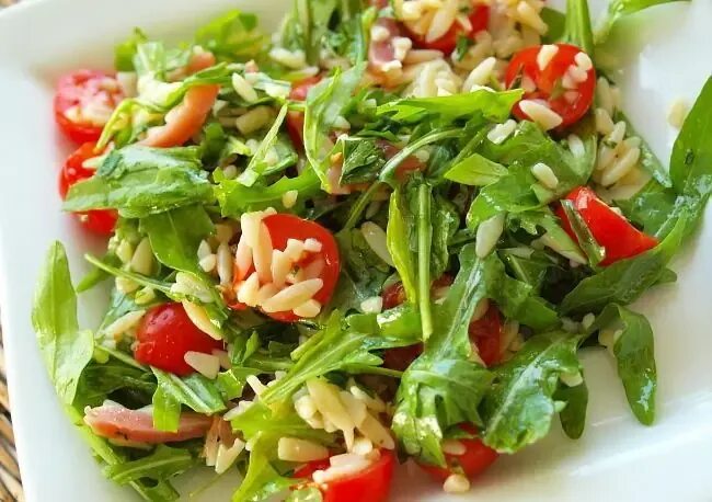 Руккола с кедровыми орешками. Черри руккола бальзамический. Салат с рукколой помидорами кедровым орехом. Салат с рукколой помидорами и кедровыми орешками. Салат с рукколой и помидорами черри с кедровыми орешками.