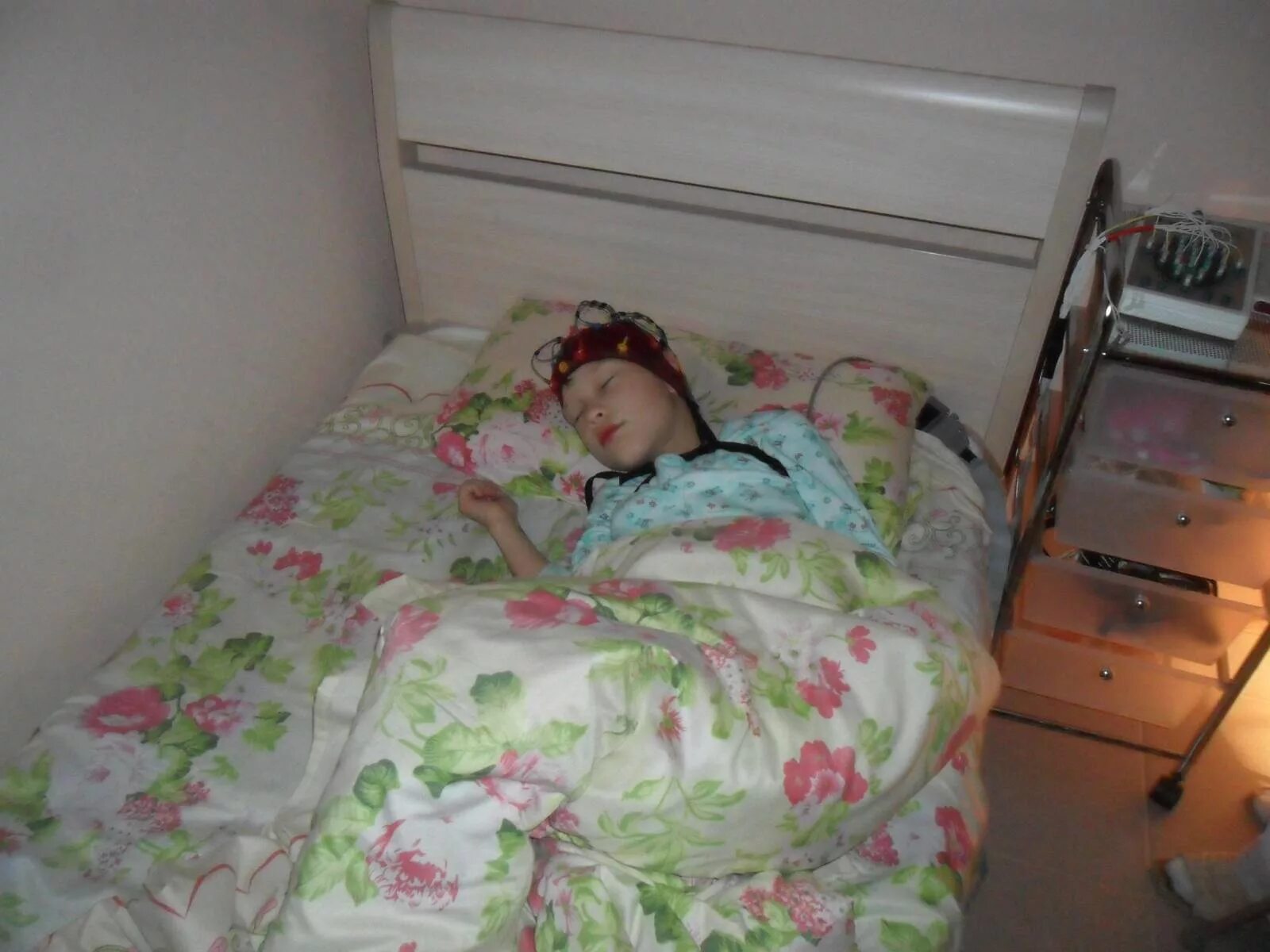 Видео ээг ночной. ЭЭГ видеомониторинг дневного сна. ЭЭГ мониторинг ночного сна у детей. ЭЭГ видеомониторинг ночного сна. ЭЭГ ВМ ночного сна.