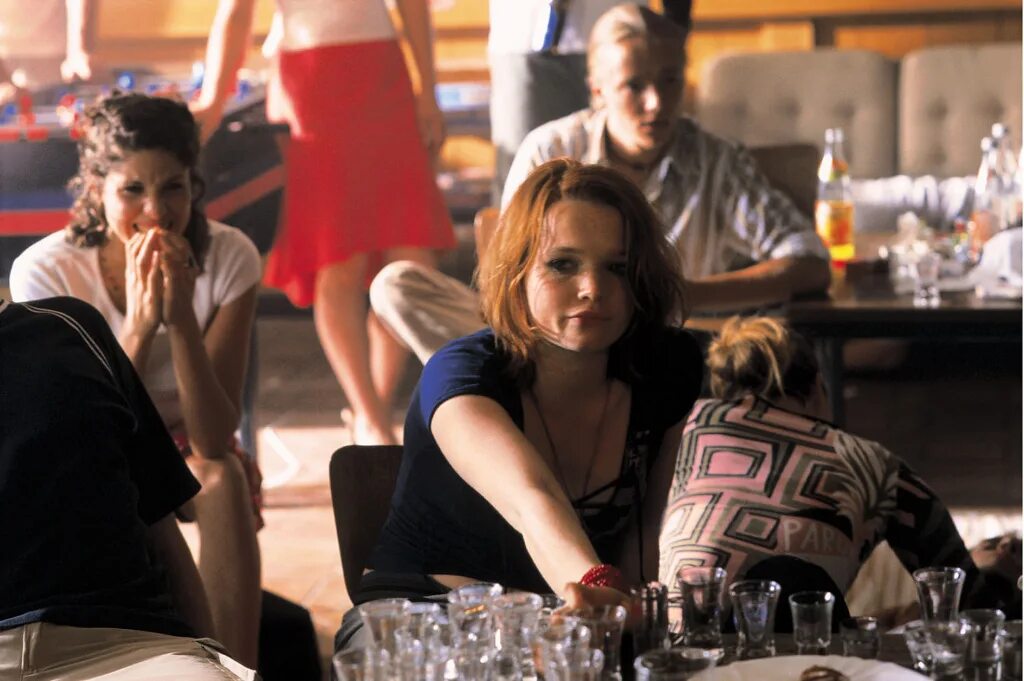 большие девочки не плачут (2002). Karoline herfurth девочки снова сверху. каролина херфурт девочки сверху. диана амфт девочки сверху 2001. каролина херфурт девочки сверху.