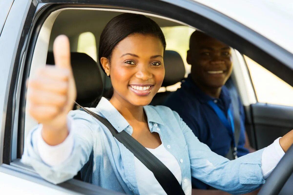 Преподаватель автомобиля. Фото женщина водитель в Африке. Водитель студент. Большой палец вверх такси. Defensive Driving.