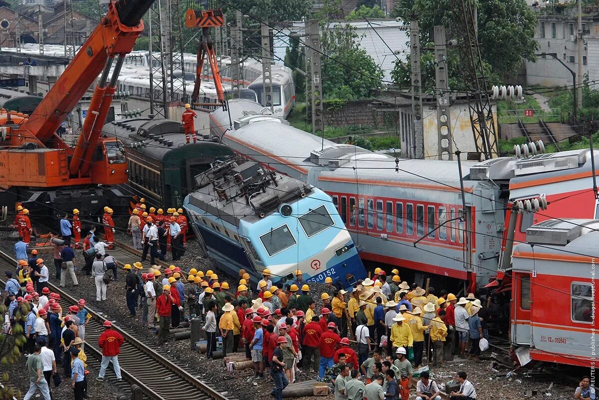 Аварии катастрофы происшествия. Крушение пассажирского поезда Metrolink. Аварии и катастрофы на Железнодорожном транспорте. Железнодорожная авария. Железнодорожнаеаварии.