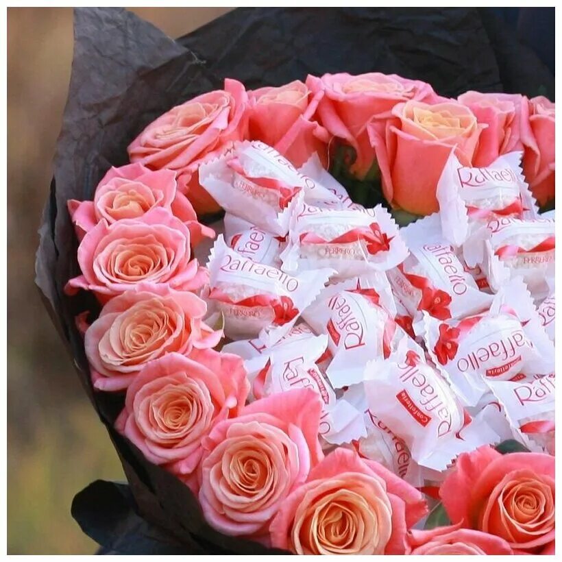 Букет роз и рафаэлло. Букет роз и рафаэлло. Коробка с цветами и конфетами. Цветы и рафаэлло. Цвет рафаэлло.