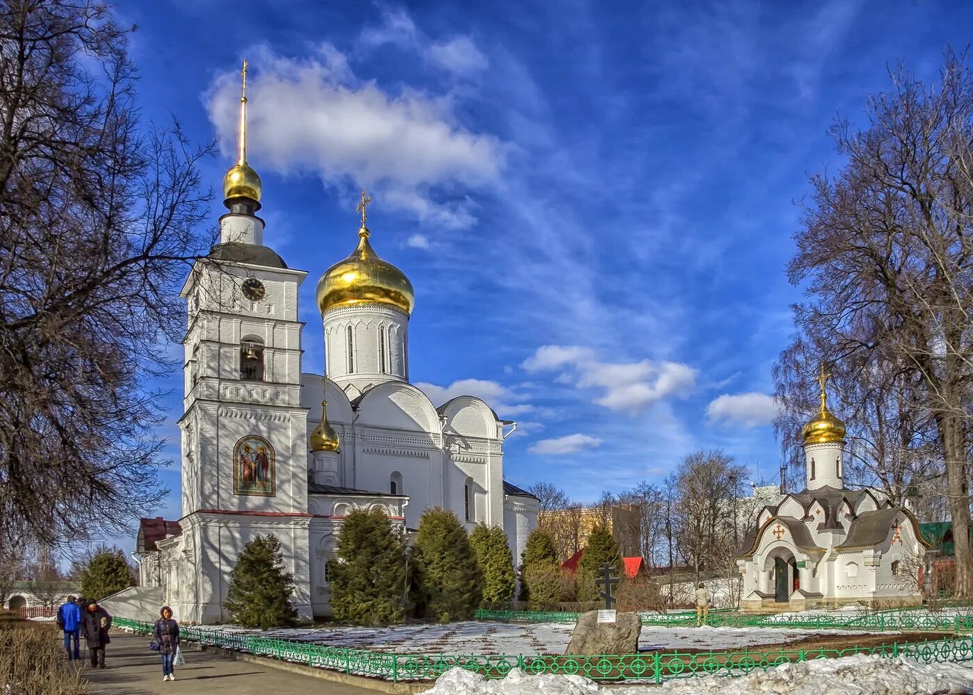 Город на дмитровском. Борисоглебский монастырь Дмитров. Храмы Дмитрова Борисоглебский монастырь. Борисоглебский мужской монастырь г.Дмитров.