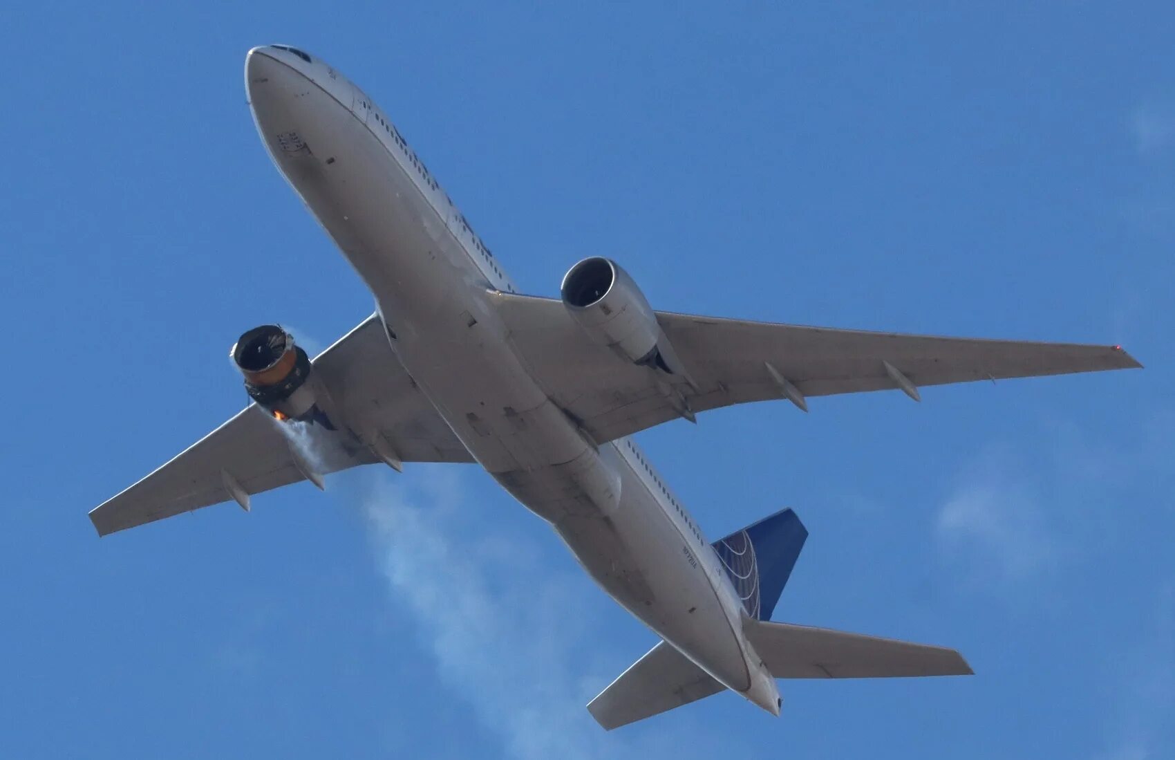 Двигатель Боинг 777. Двигатель самолета Боинг 777. Двигатель Боинг 777 фото. Самолет в полете
