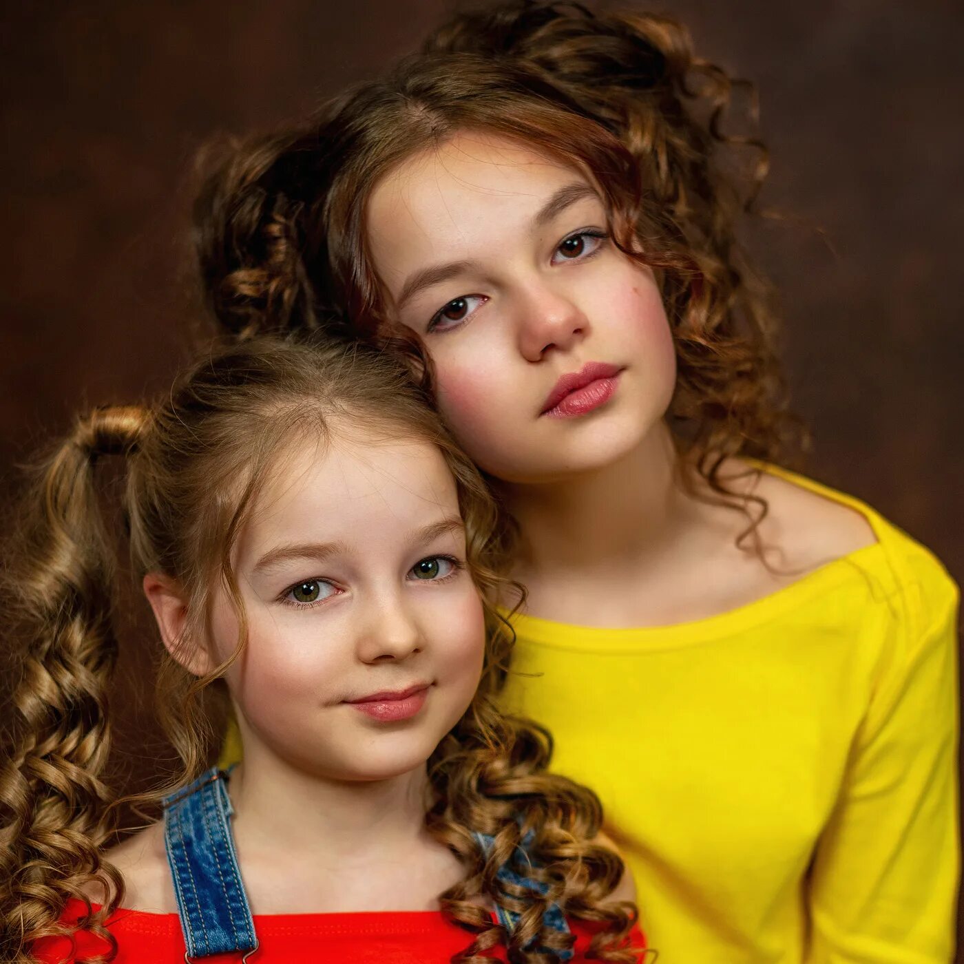 Две сестры. Две сестрички. Две сестры фото. Две сестрички модели. Two sisters school