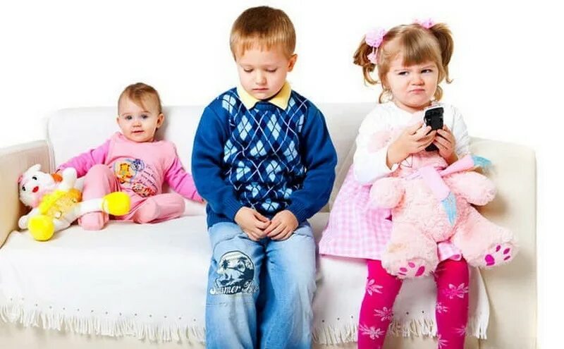 Дети в садике. Дети меняются игрушками. Дети делят игрушки. Дети не хотят делиться игрушками. Ребенок без игрушек.