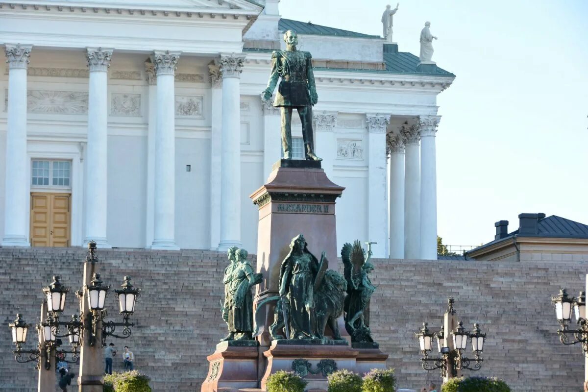 Памятник в хельсинки. Памятник Александру II (Хельсинки). Памятник Александру в Хельсинки. Памятник императору в Хельсинки. Памятник Александру 2 в Финляндии.