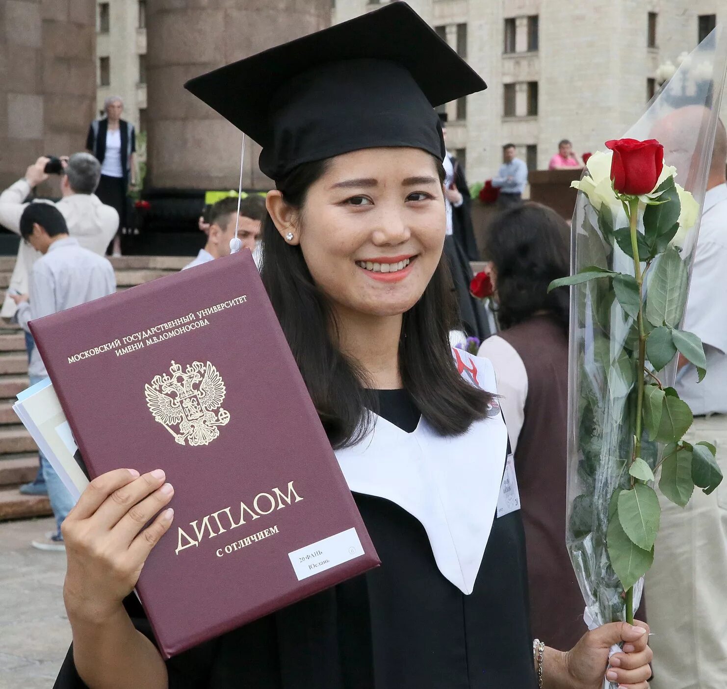 Можно купить высшее образование. Выпускник с красным дипломом. Фотосессия с дипломом.