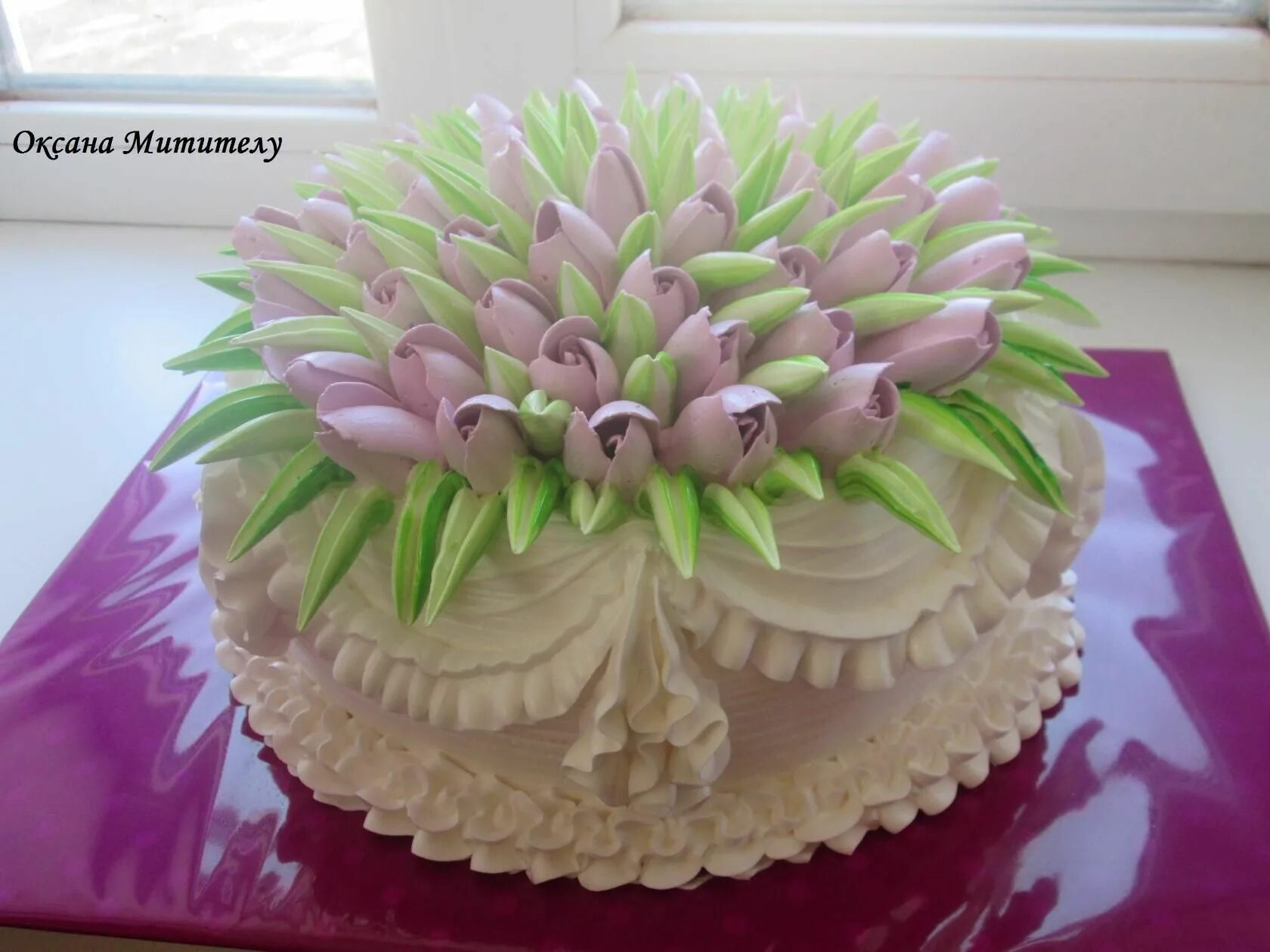 торт с кремовыми тюльпанами. украшение торта тюльпанами. украшение торта тюльпанами. торт корзина с тюльпанами. торт с тюльпанами.