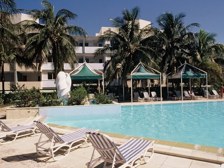 Отель islazul mar del sur. Куба варадеро 2021. Chevrolet bel air на кубе. Фотообои куба гавана. Дорогие машины на кубе.