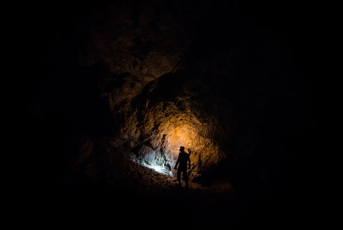 факел в пещере