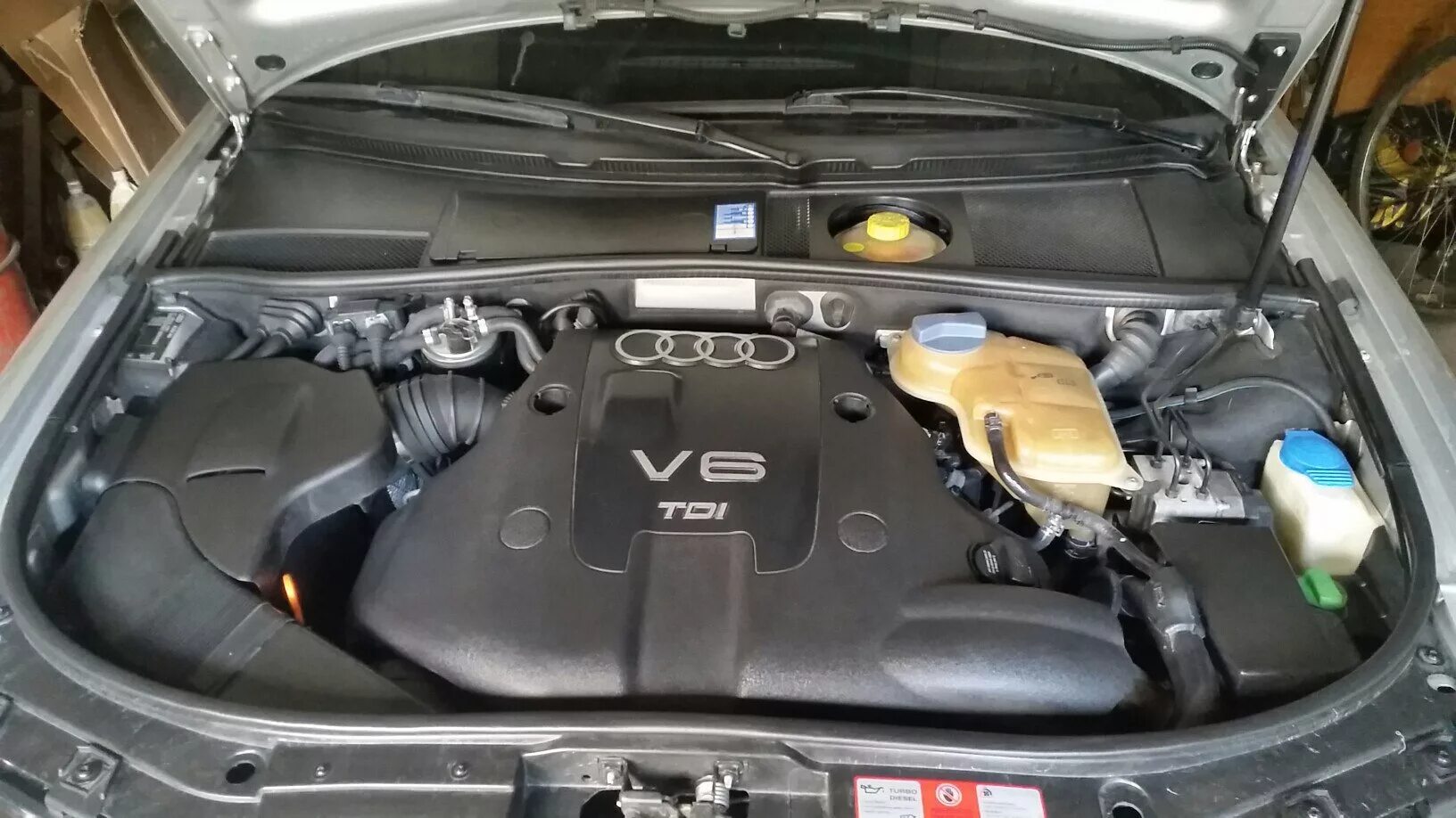 Не закрыл крышку двигателя. Крышка двс audi a4 afb. крепеж декоративного кожух двигателя ауди а8. крепление декоративной крышки двигателя ауди универсал 2.5 дизель. упоры декоративной крышки 2.5 tdi.