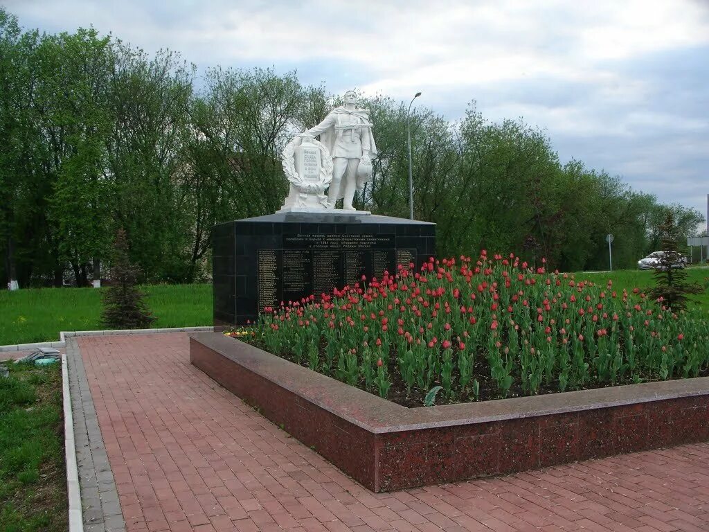 Памятник в яхроме. Пермиловский памятник Яхрома. Памятники города Яхрома. Братская могила Яхрома. Памятники войны Яхрома.