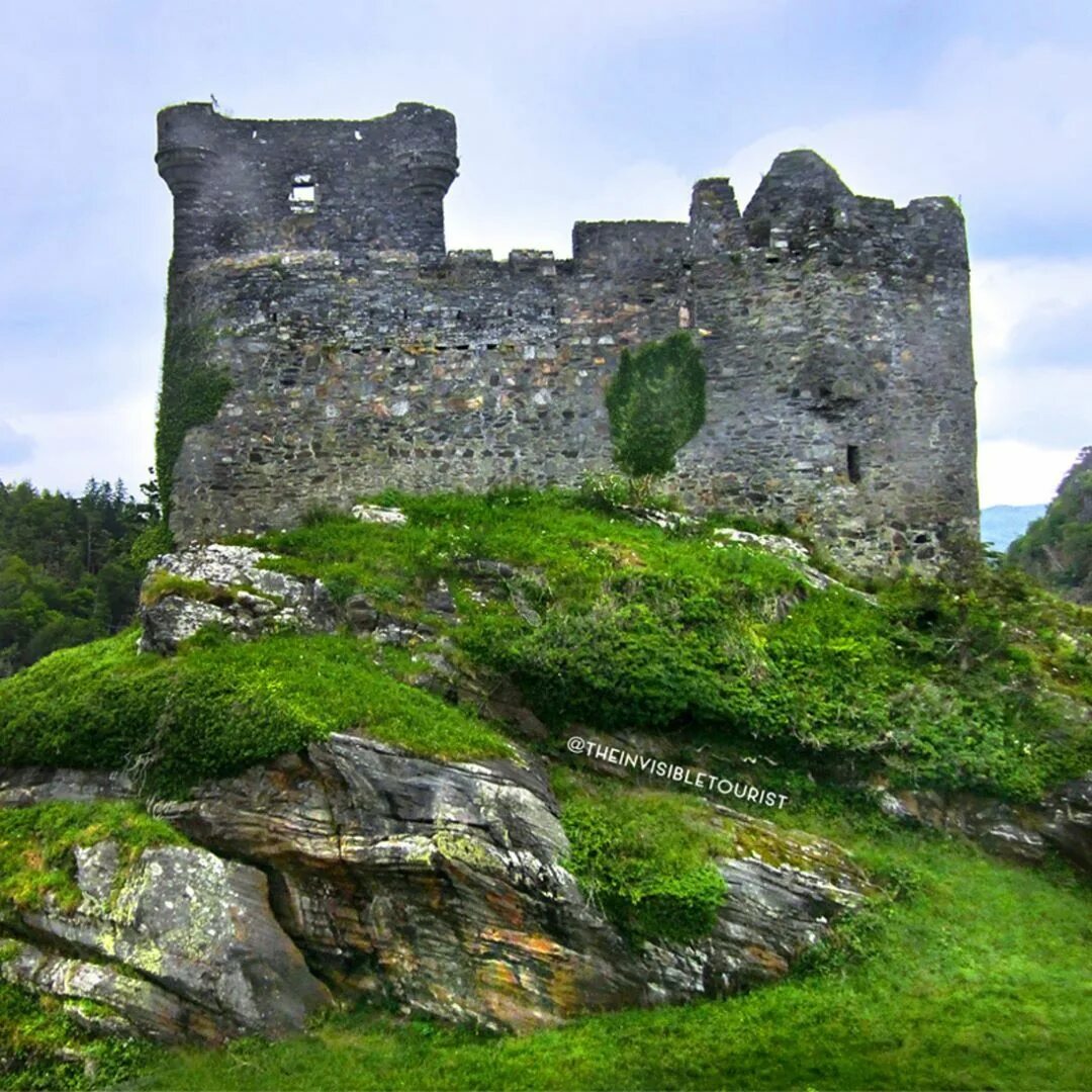 Secret castle. Тиорам средневековый замок Шотландия. Замок Дун Шотландия. Замок Киммергейм Шотландия. Замки Англии и Шотландии реконструкция.