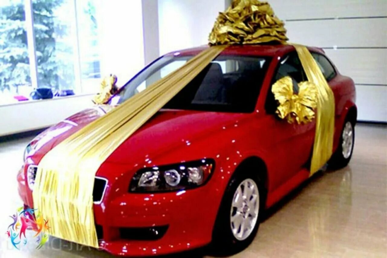 Сюрприз в машине. Машина в подарок. Автомобиль с бантиком. Машина с бантом в подарок. Бант на машину.